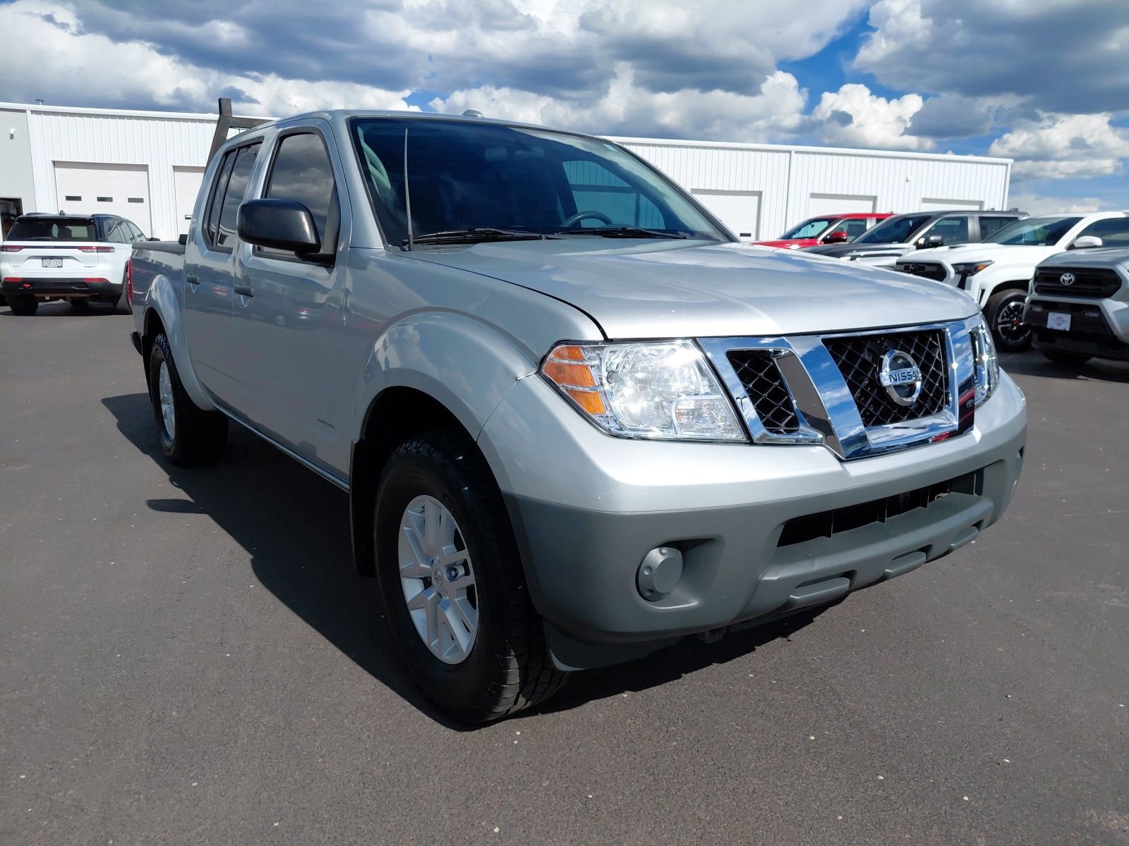 Used 2018 Nissan Frontier SV image 1