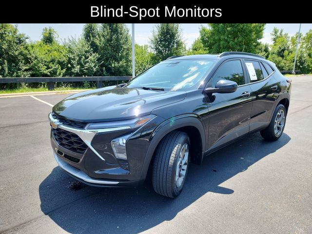 Used 2024 Chevrolet Trax LT w/ Driver Confidence Package FWD image 3