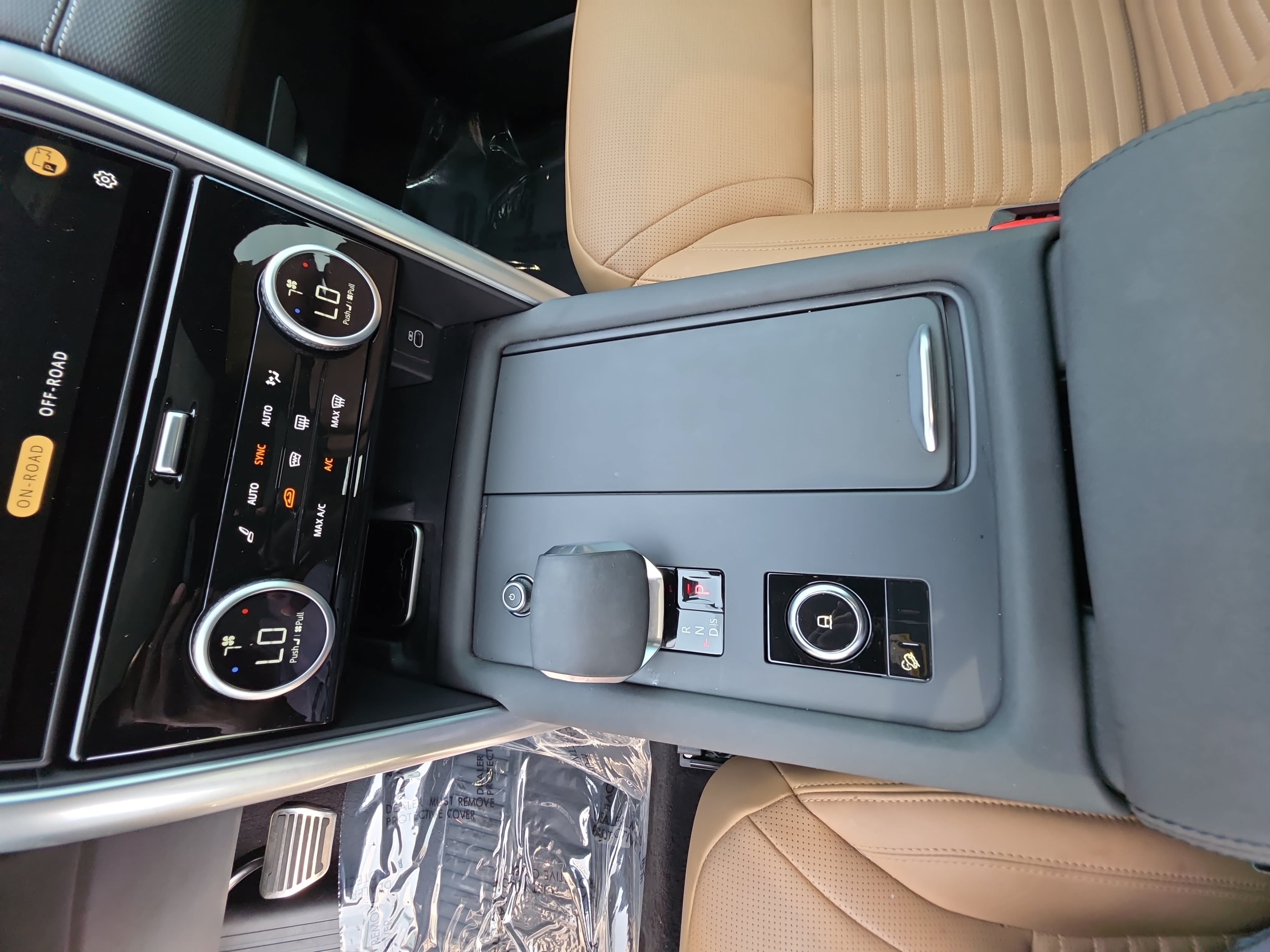 Used 2025 Land Rover Discovery Dynamic SE AWD/4WD image 27