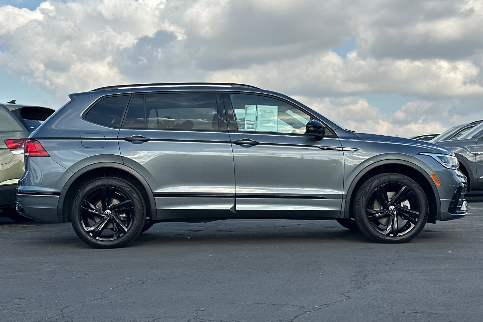 Certified 2024 Volkswagen Tiguan SE R-Line image 3