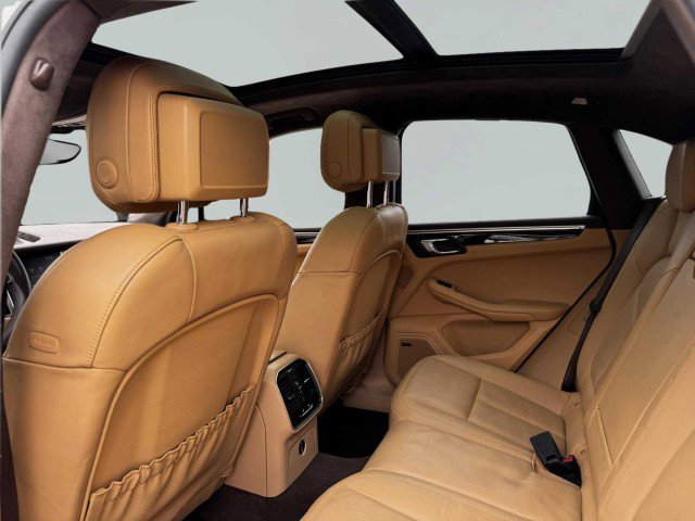 Used 2017 Porsche Macan Turbo image 38