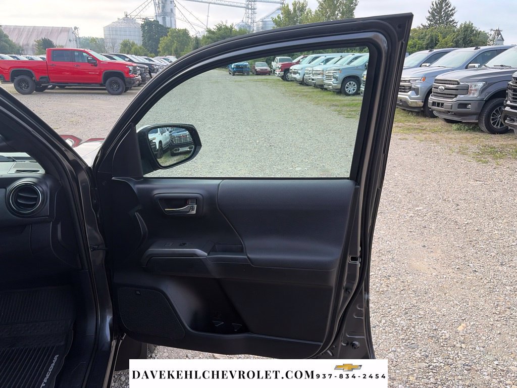 Used 2016 Toyota Tacoma TRD Sport AWD/4WD image 29