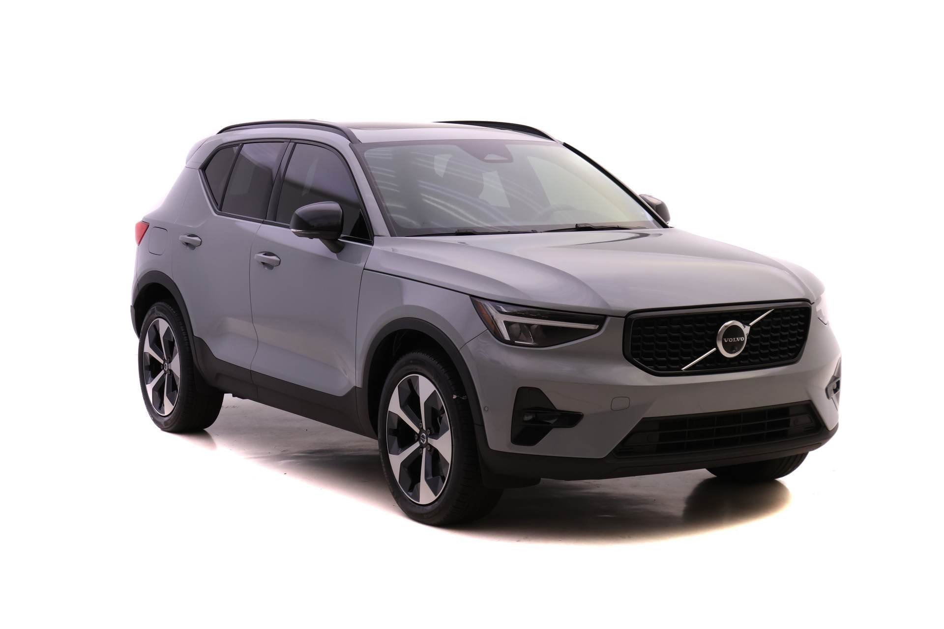 Certified 2024 Volvo XC40 B5 Plus image 2