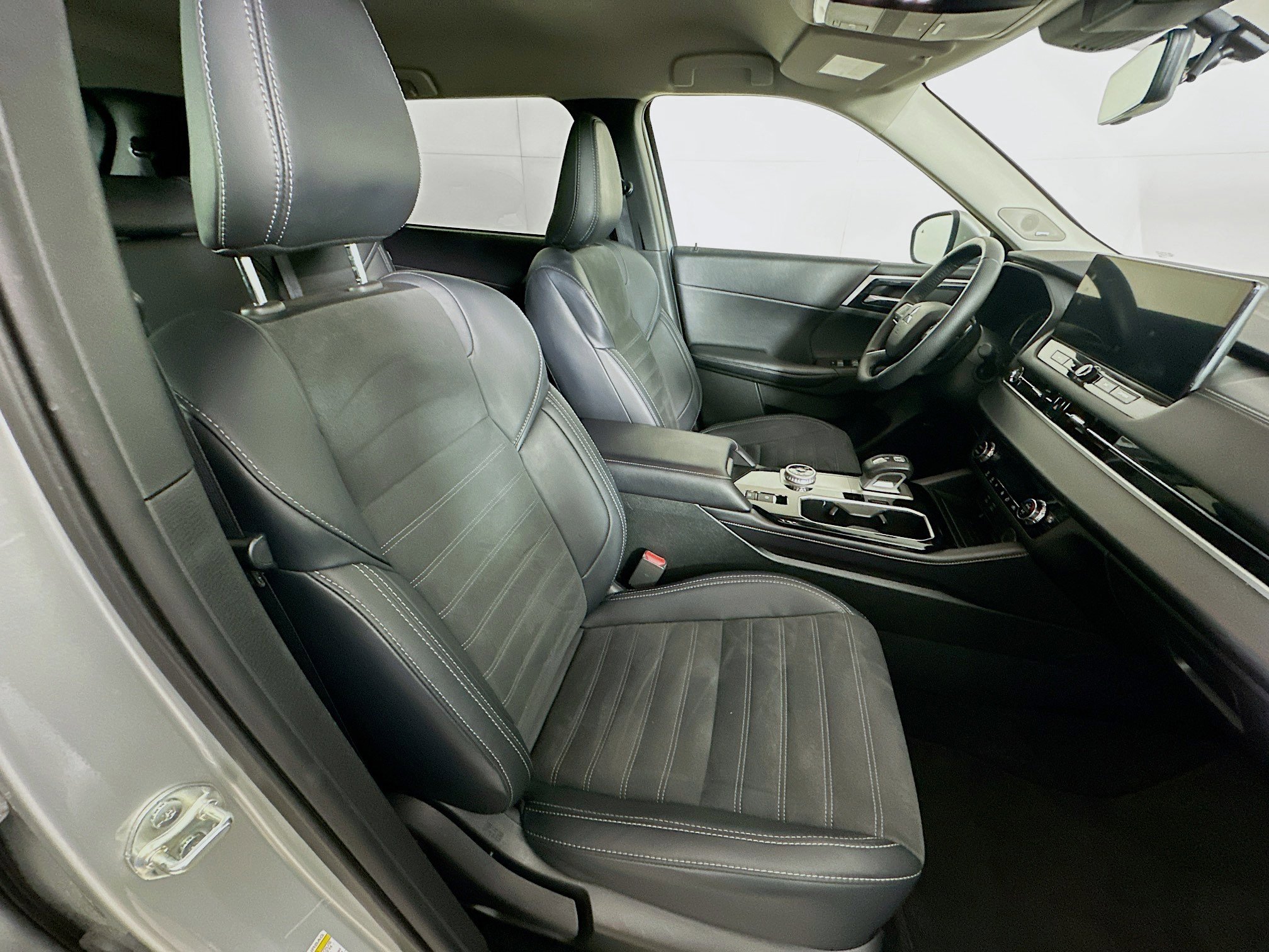 Used 2025 Mitsubishi Outlander SE AWD/4WD image 32