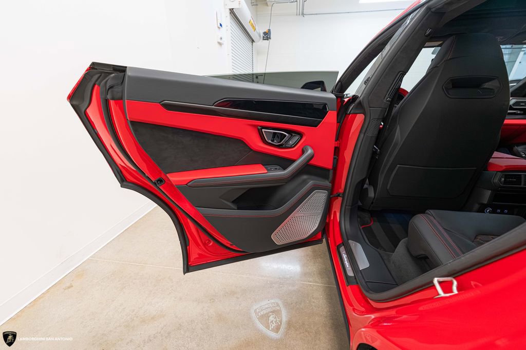 Used 2022 Lamborghini Urus AWD/4WD image 38