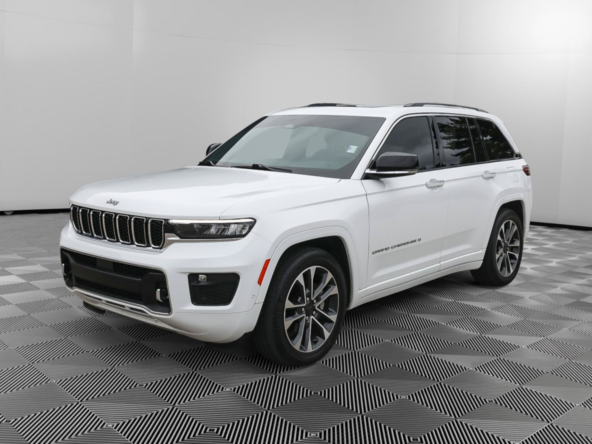 Used 2023 Jeep Grand Cherokee Overland w/ Luxury Tech Group IV AWD/4WD image 2