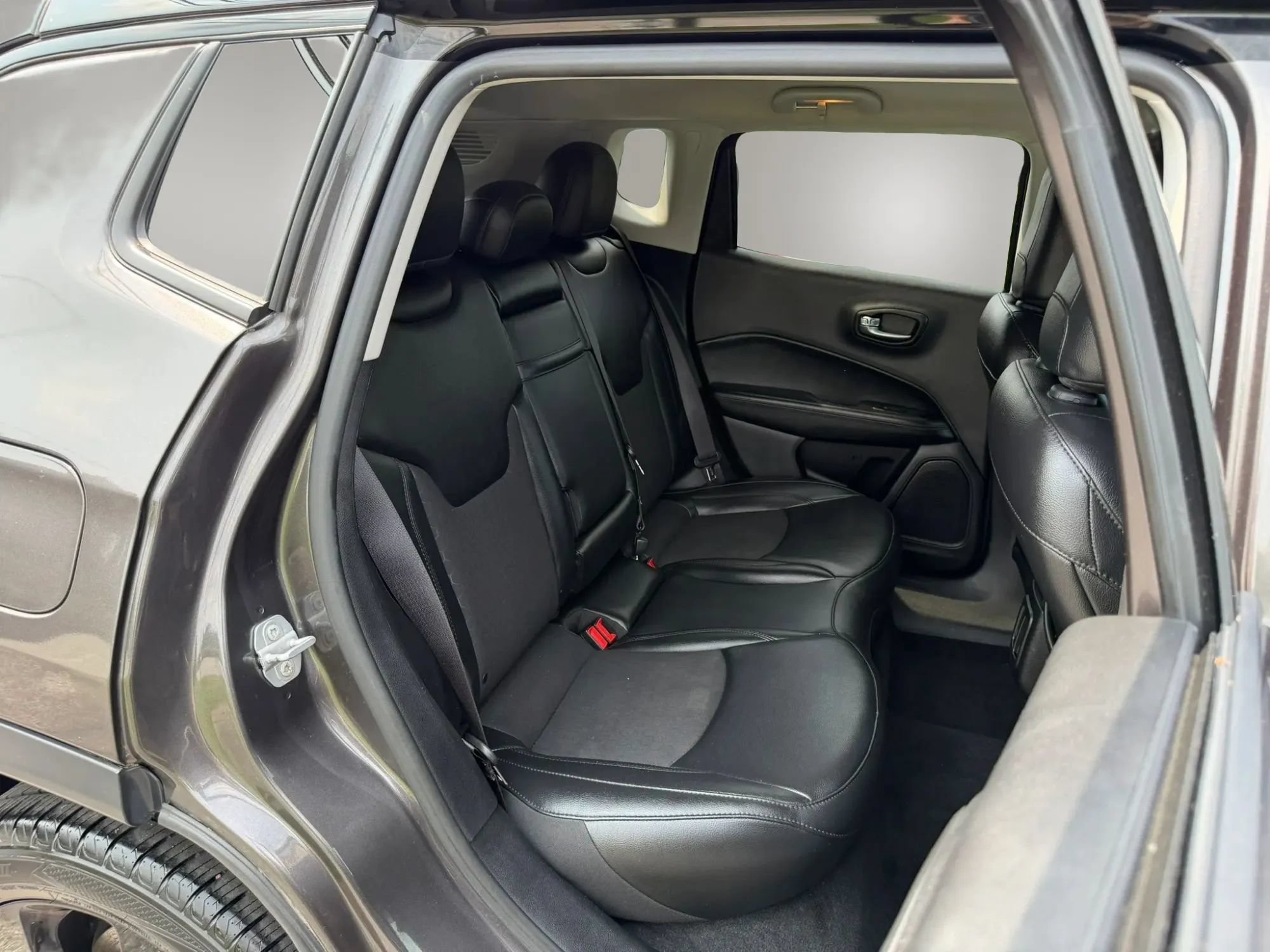 Used 2019 Jeep Compass Latitude AWD/4WD image 3