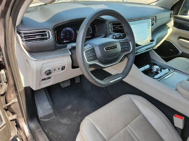 Used 2024 Jeep Wagoneer Series II w/ Flexible Seating Group RWD image 9