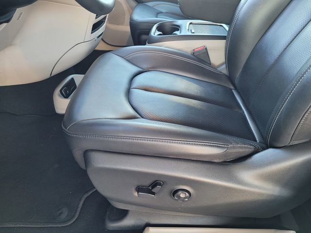 Certified 2024 Chrysler Pacifica Touring-L image 16