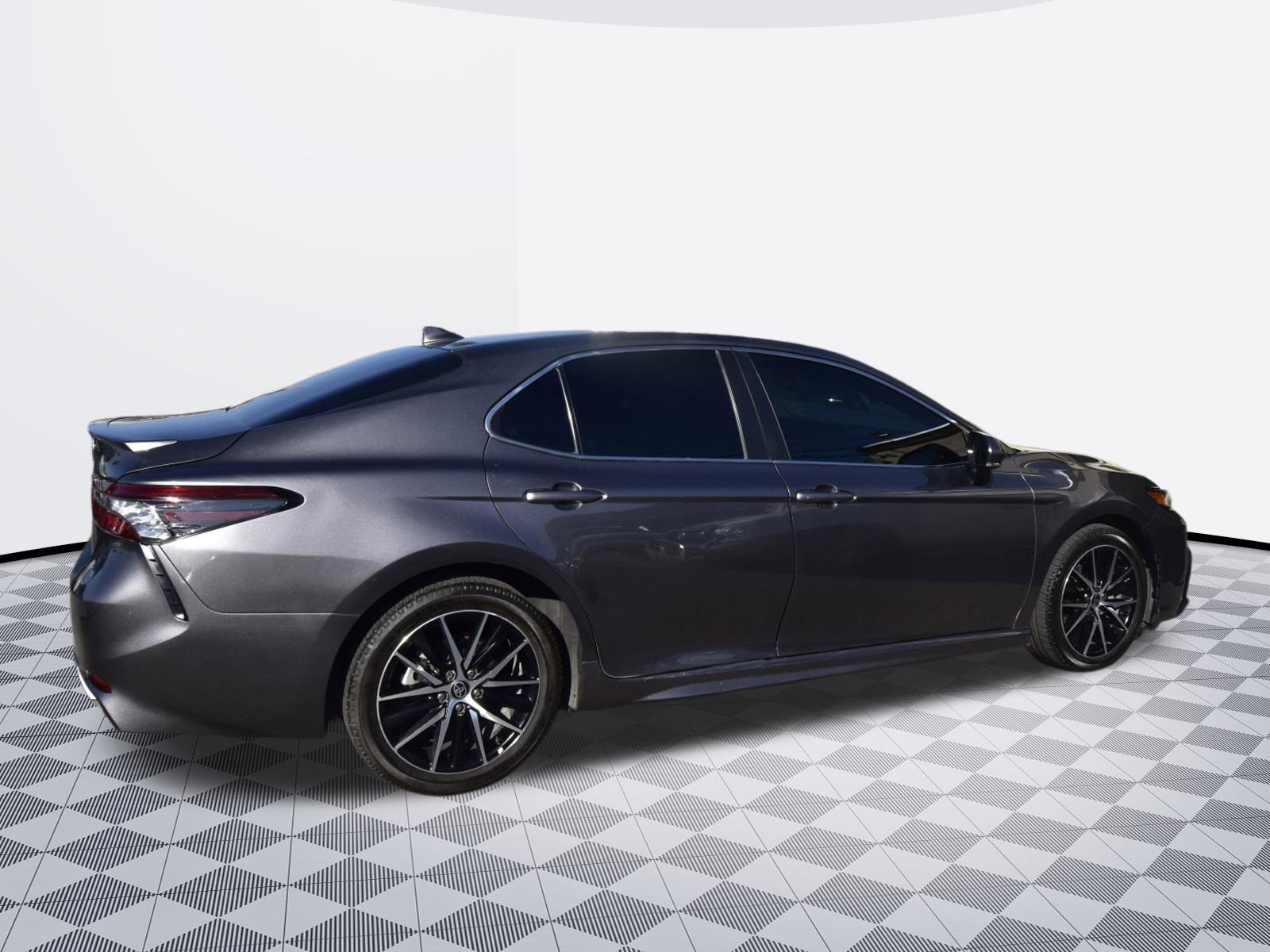 Used 2022 Toyota Camry SE image 2