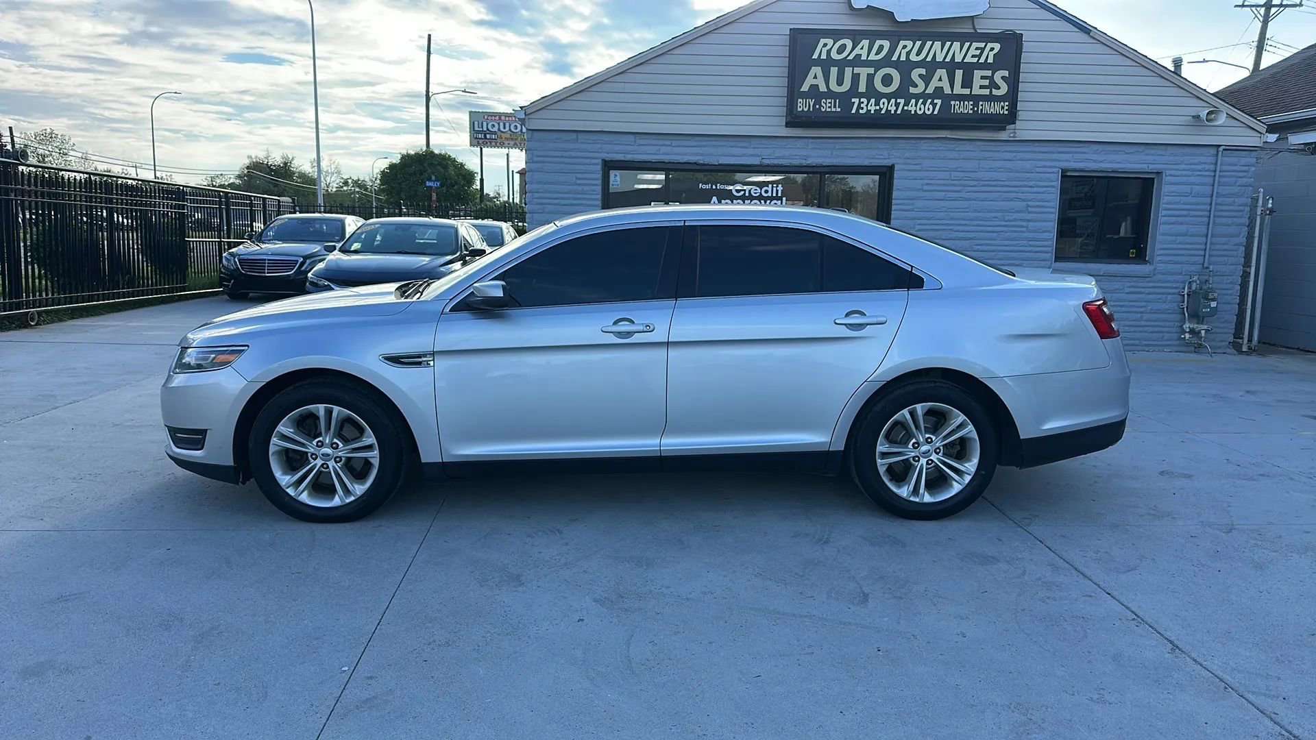 Used 2015 Ford Taurus SEL image 8