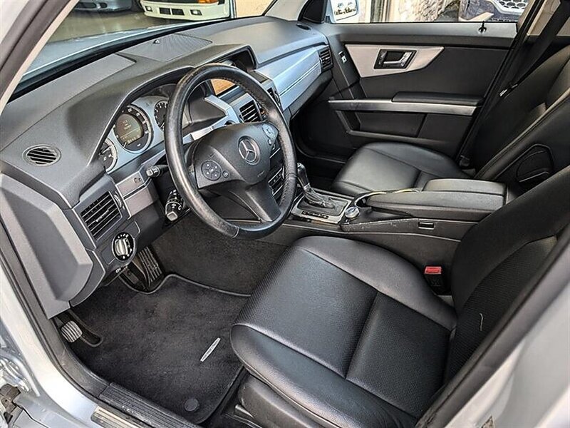 Used 2010 Mercedes-Benz GLK 350 4MATIC image 2