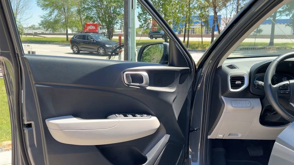 Used 2025 Hyundai Venue SEL image 31