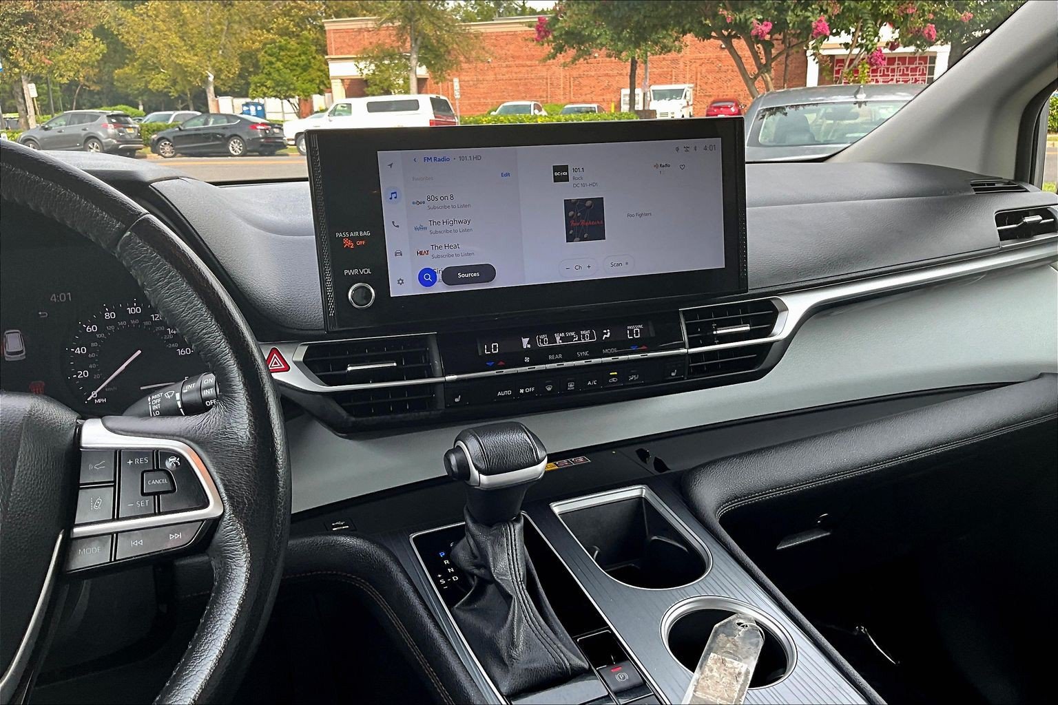 Used 2025 Toyota Sienna XLE FWD image 6