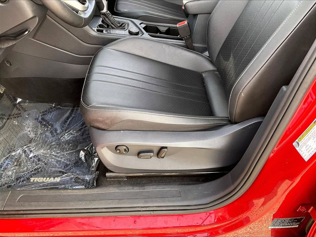 Used 2024 Volkswagen Tiguan SE image 34