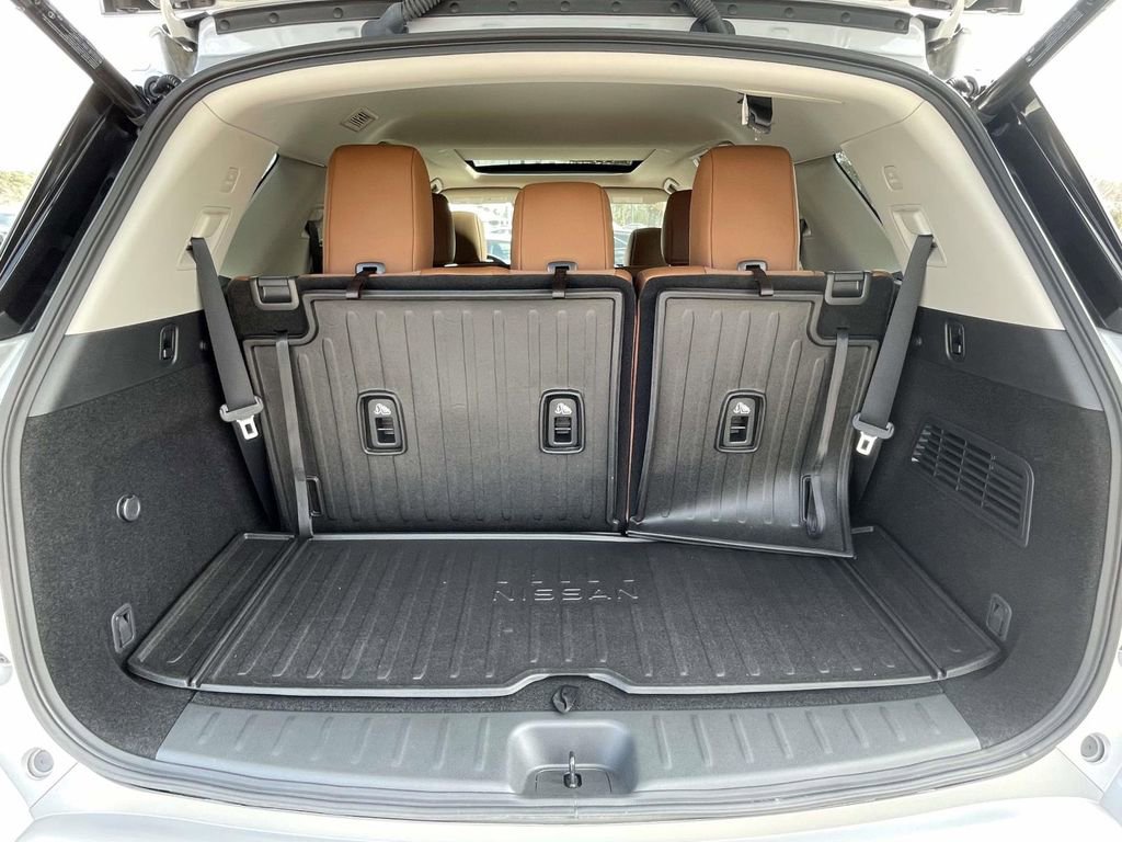 Used 2025 Nissan Pathfinder Platinum w/ Cargo Package image 9