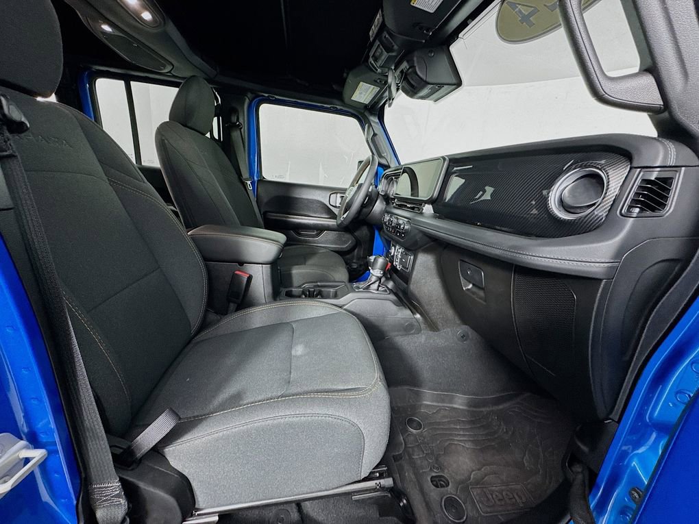 Used 2024 Jeep Wrangler Sahara image 28