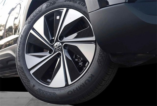 New 2025 Volkswagen Taos SE image 3