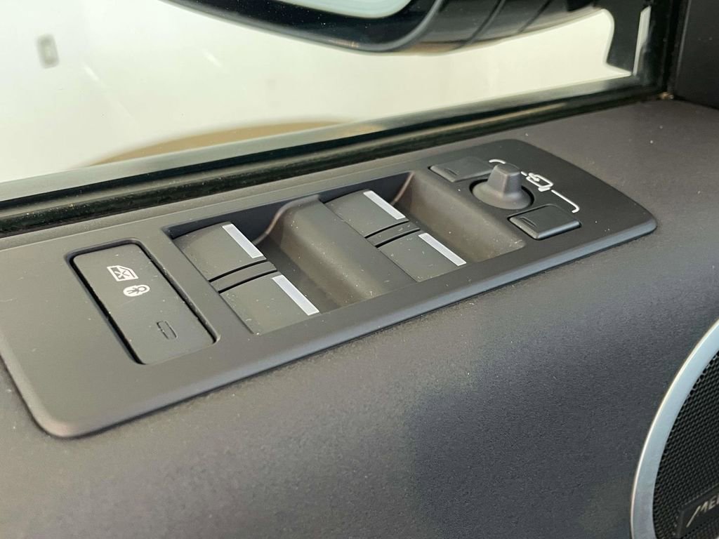 Used 2025 Land Rover Discovery S image 36