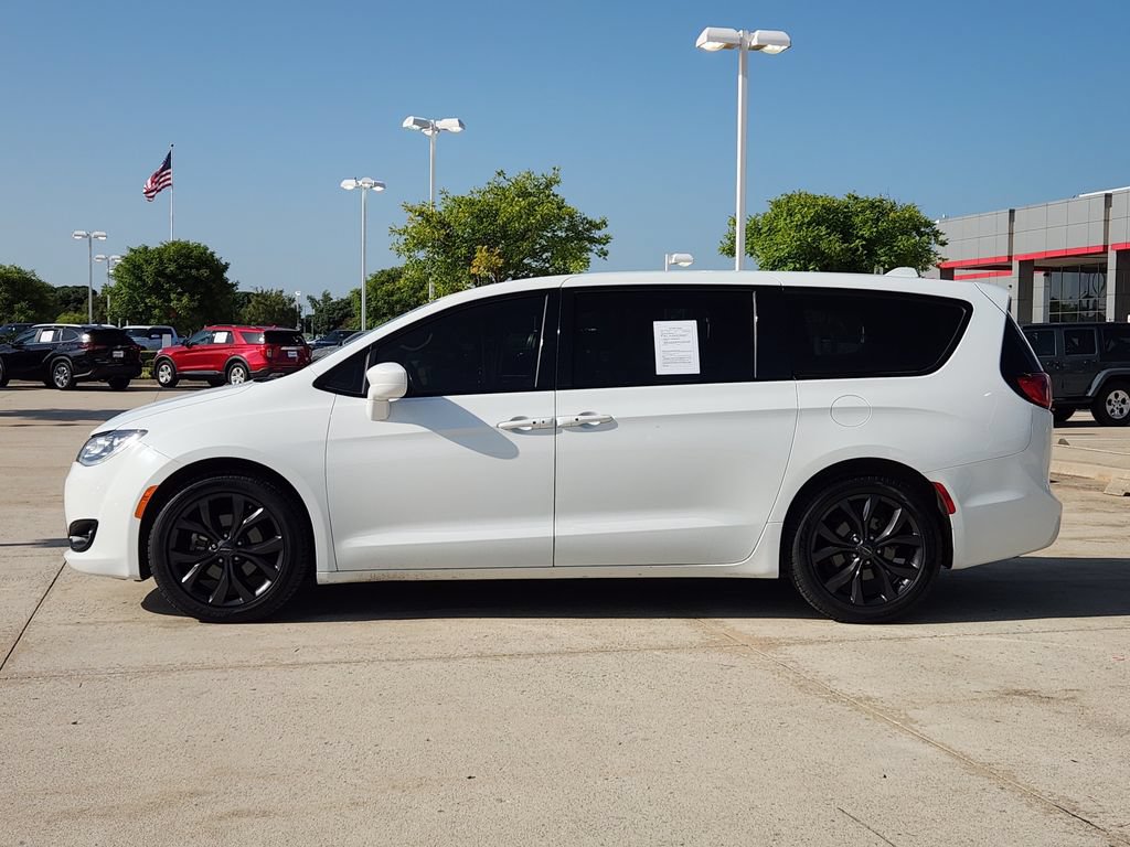 Used 2020 Chrysler Pacifica Touring w/ S Appearance Package FWD image 4