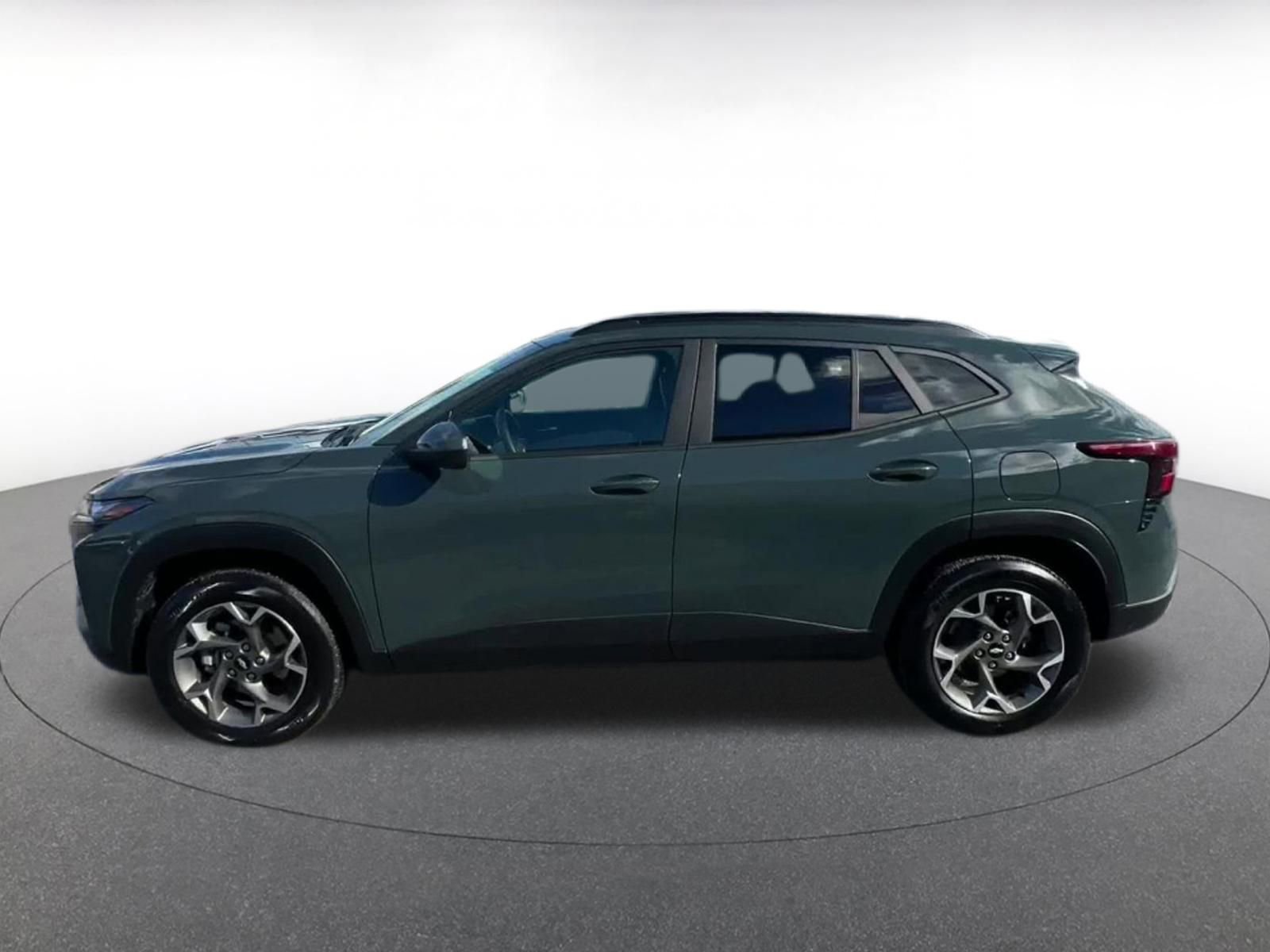 Used 2025 Chevrolet Trax LT w/ LT Convenience Package image 9