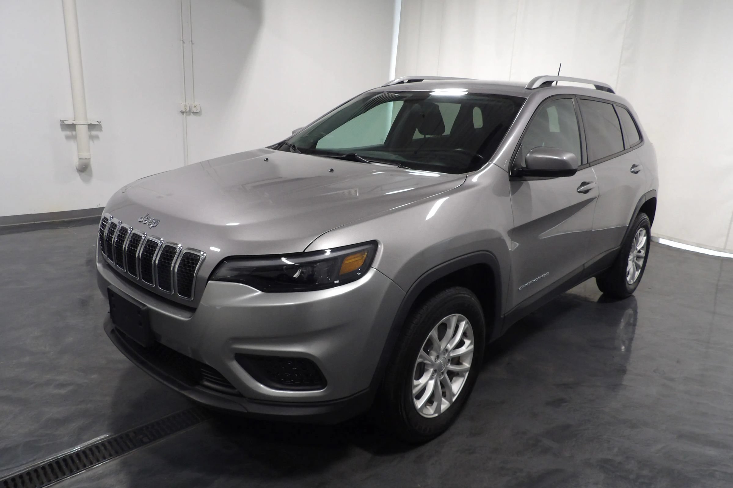 Used 2020 Jeep Cherokee Latitude w/ Cold Weather Group AWD/4WD image 3