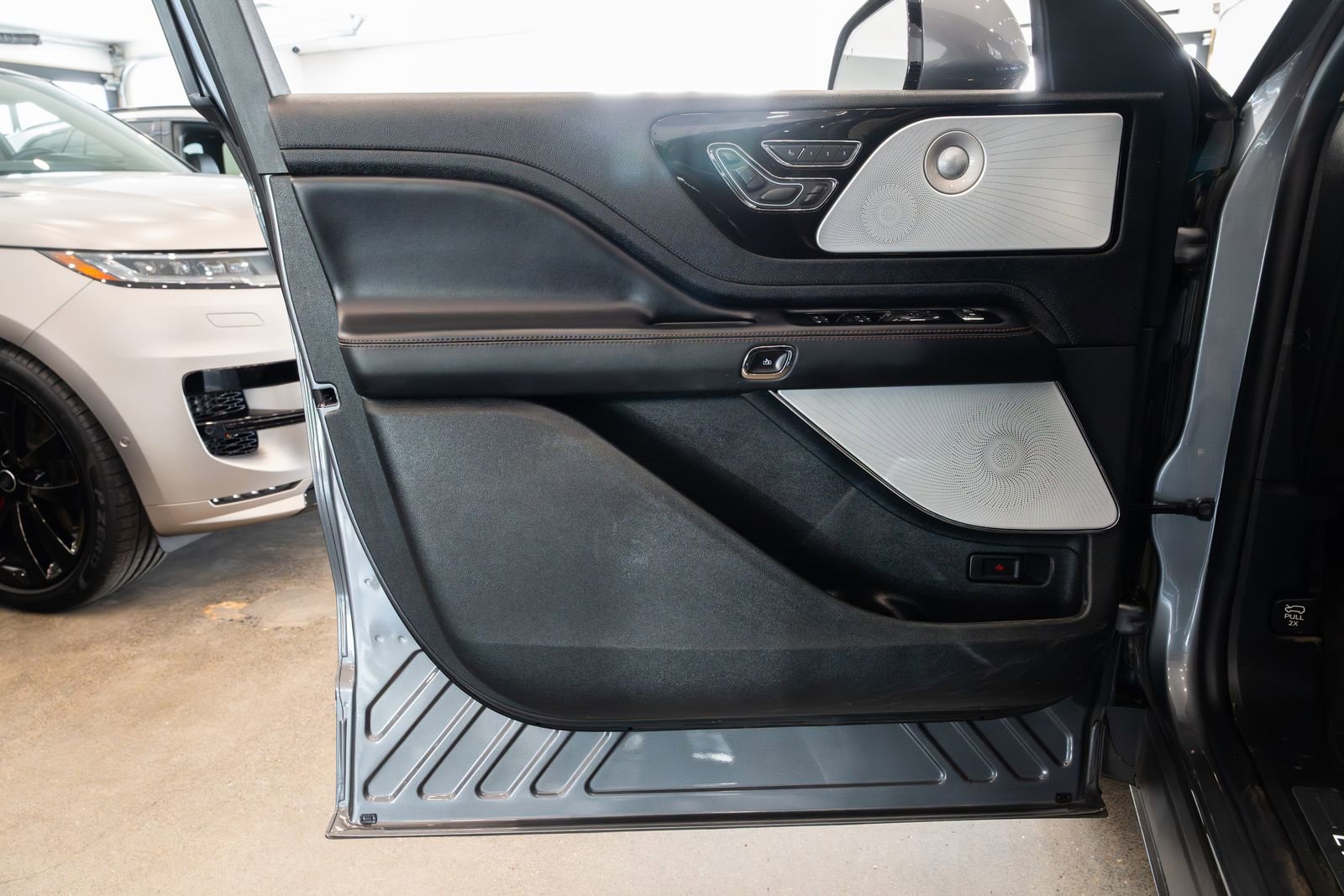 Used 2021 Lincoln Aviator Reserve w/ Equipment Group 210A image 16