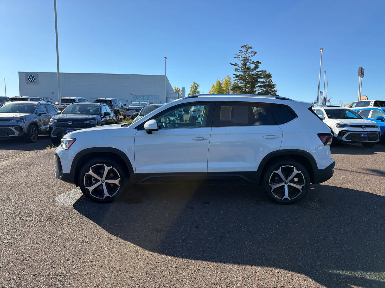 Certified 2025 Volkswagen Taos SEL image 2