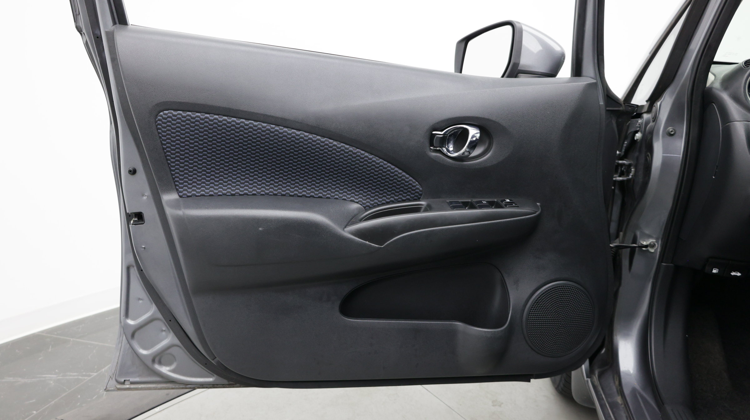 Used 2018 Nissan Versa Note SV FWD image 13