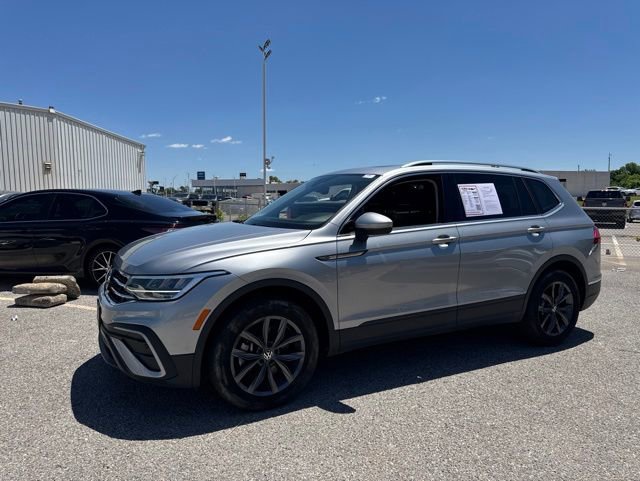 Used 2023 Volkswagen Tiguan SE w/ Panoramic Sunroof Package FWD image 23
