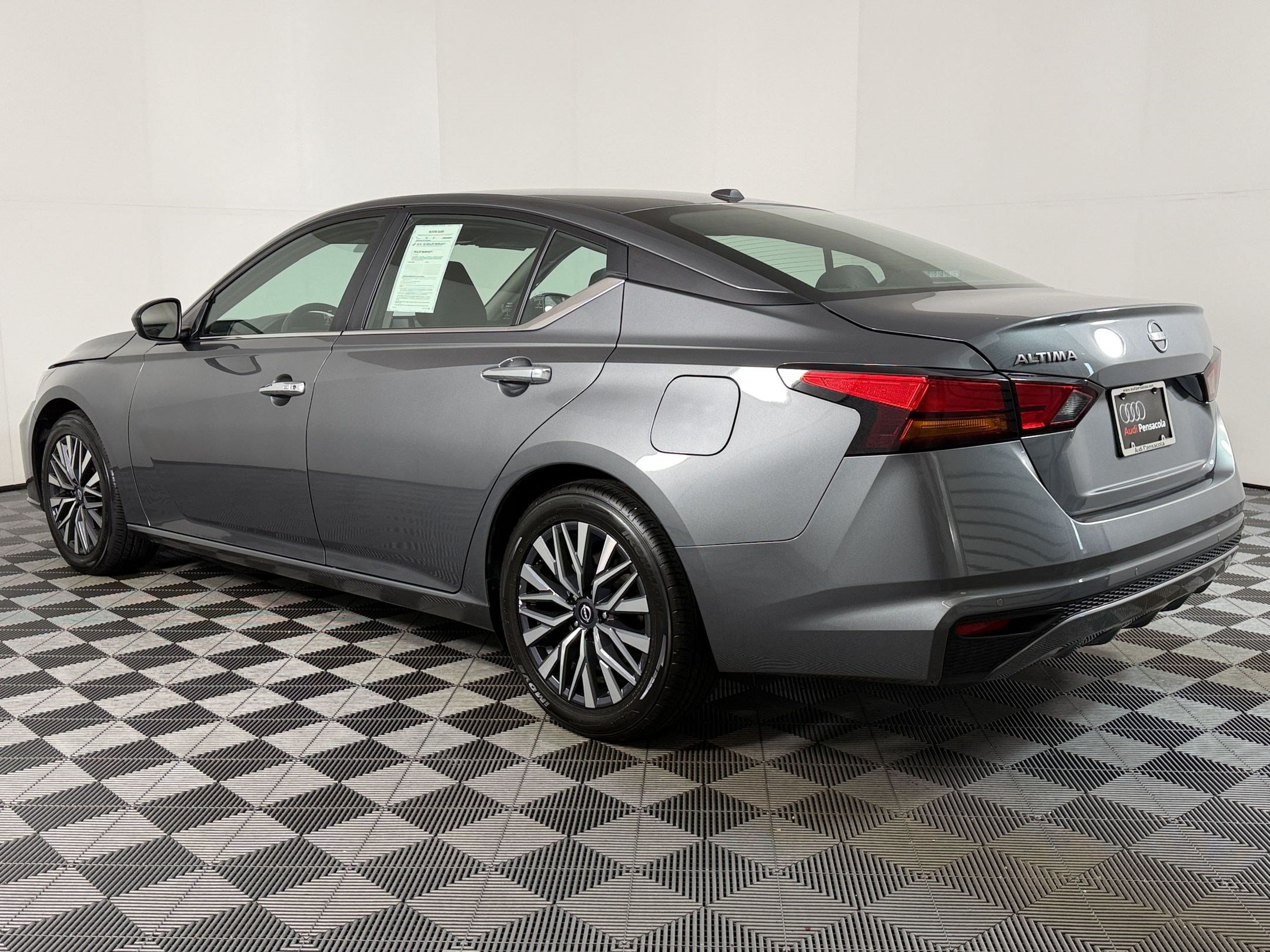 Used 2025 Nissan Altima 2.5 SV FWD image 2