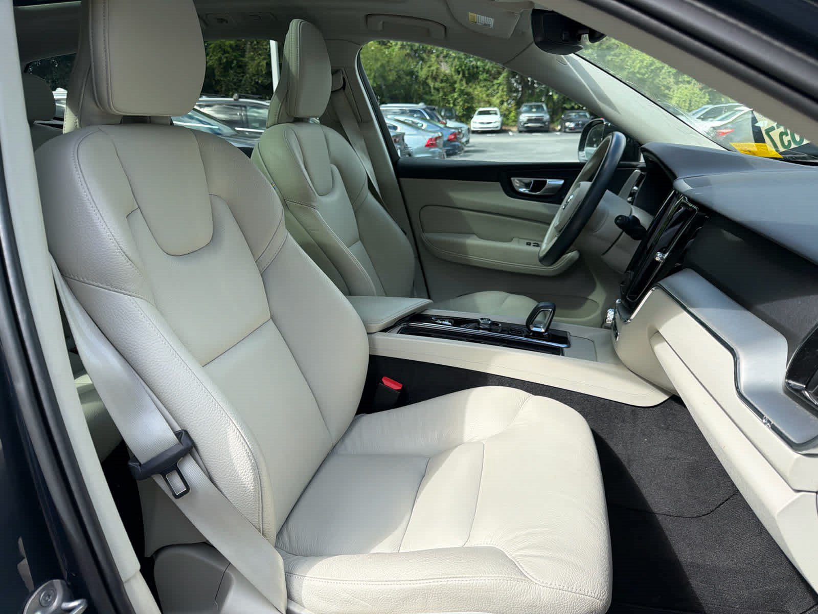 Used 2024 Volvo XC60 B5 Core w/ Protection Package Premier AWD/4WD image 18