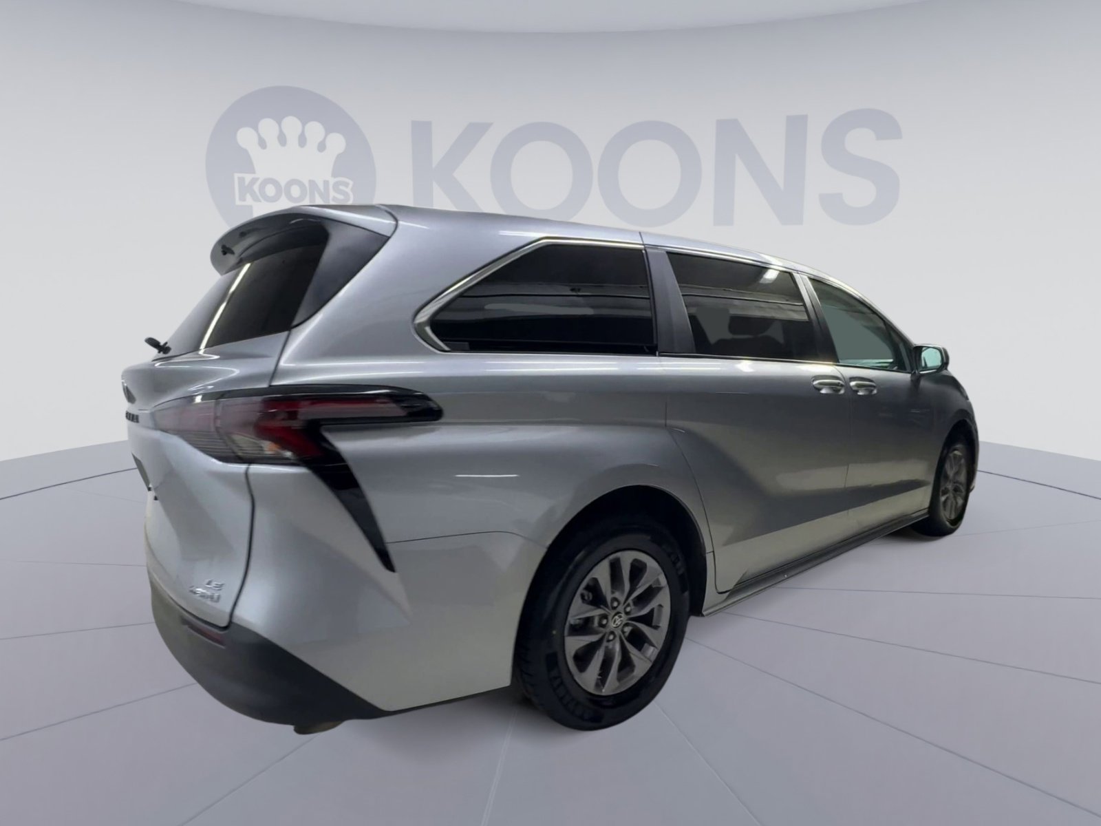Used 2024 Toyota Sienna LE FWD image 11