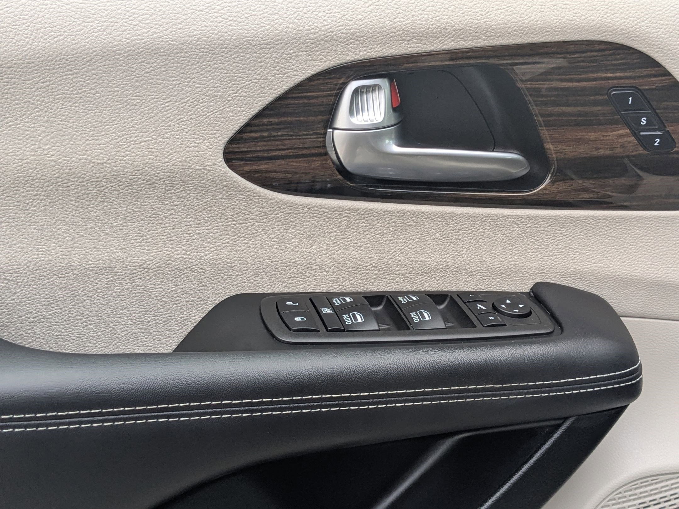 Used 2023 Chrysler Pacifica Limited w/ Uconnect Theater Family Group image 15