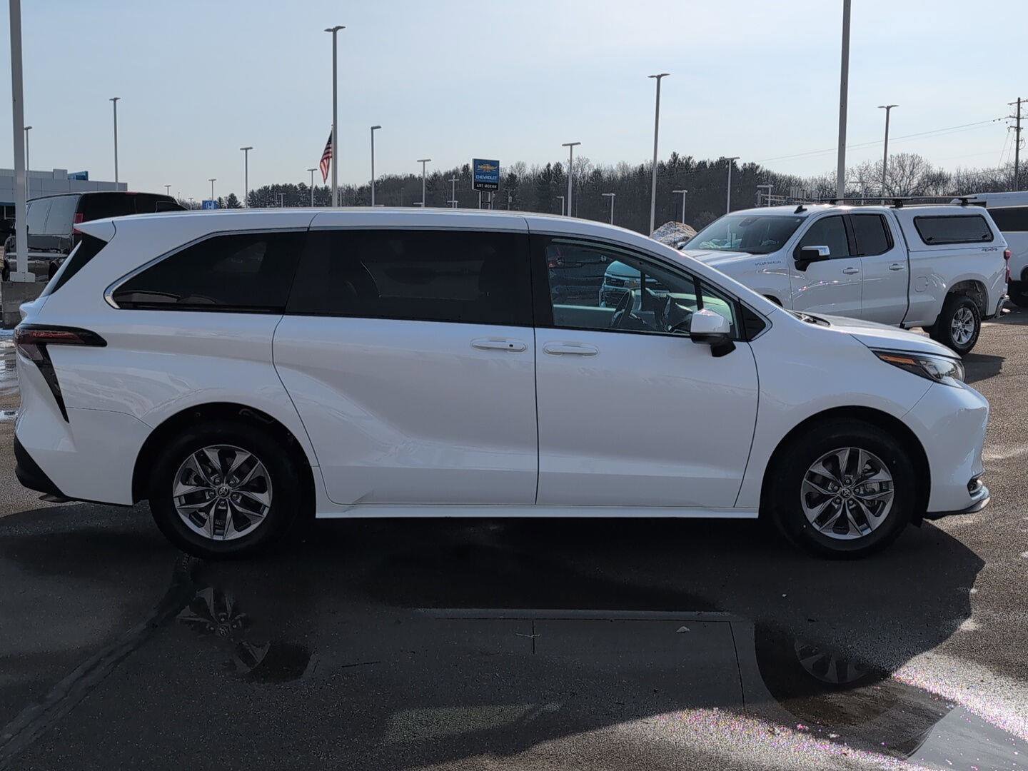 Used 2025 Toyota Sienna LE image 11