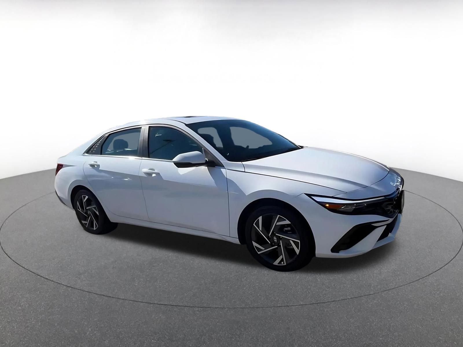 Used 2025 Hyundai Elantra Limited image 2