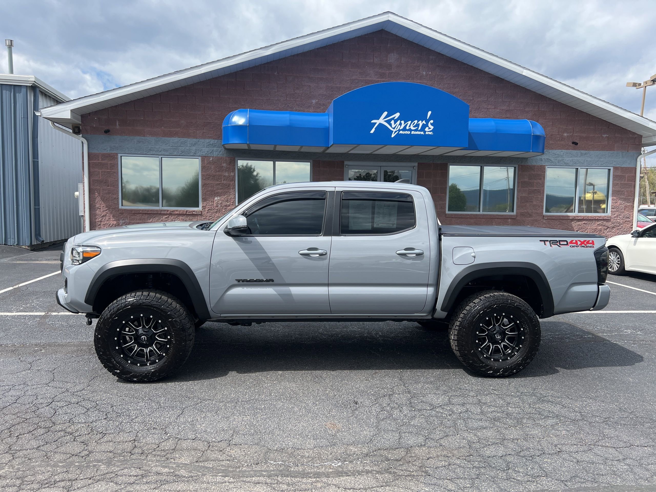 Used 2021 Toyota Tacoma TRD Off-Road w/ TRD Premium Off Road Package image 3