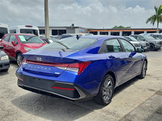 Used 2024 Hyundai Elantra Blue image 4