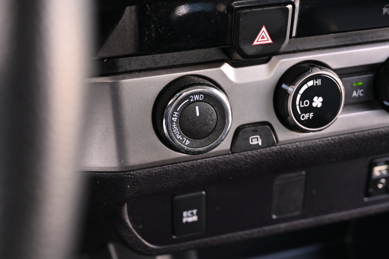 Used 2017 Toyota Tacoma SR AWD/4WD image 22