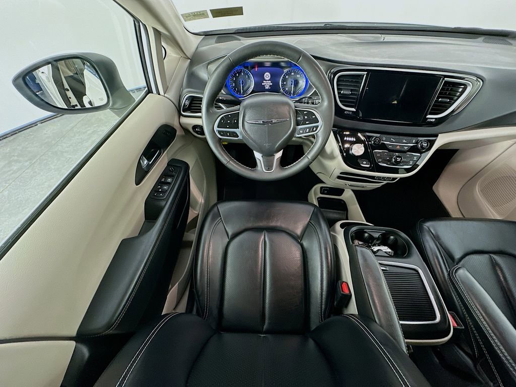 Used 2023 Chrysler Pacifica Touring-L FWD image 9