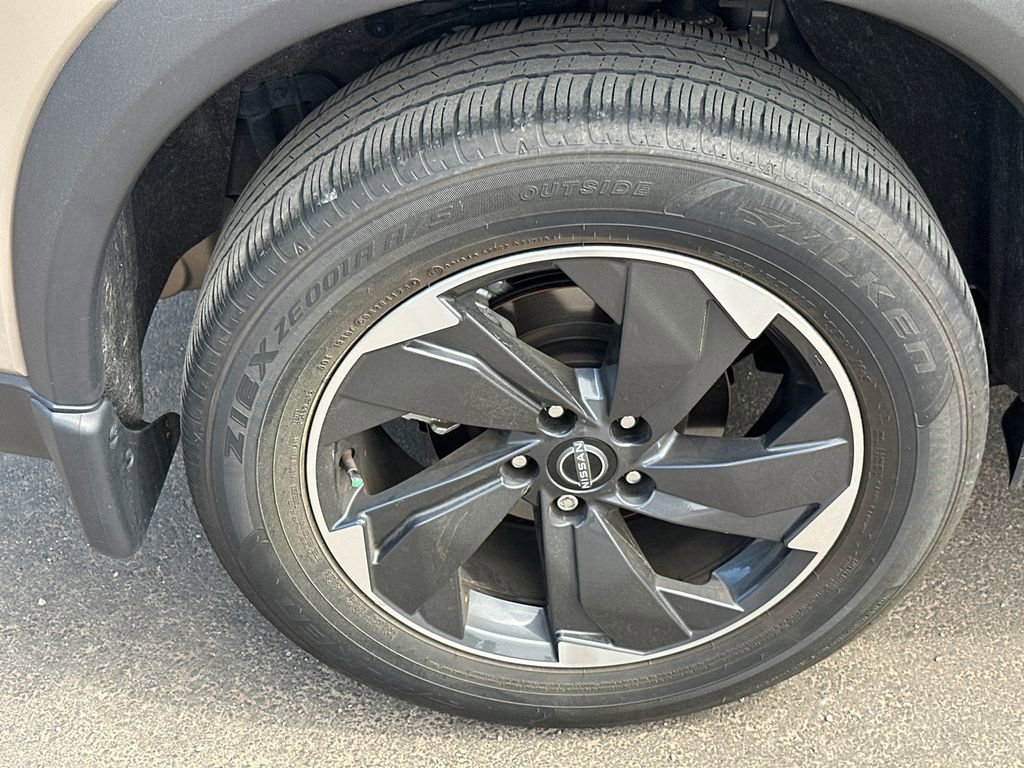 Used 2024 Nissan Rogue SV w/ SV Premium Package image 16