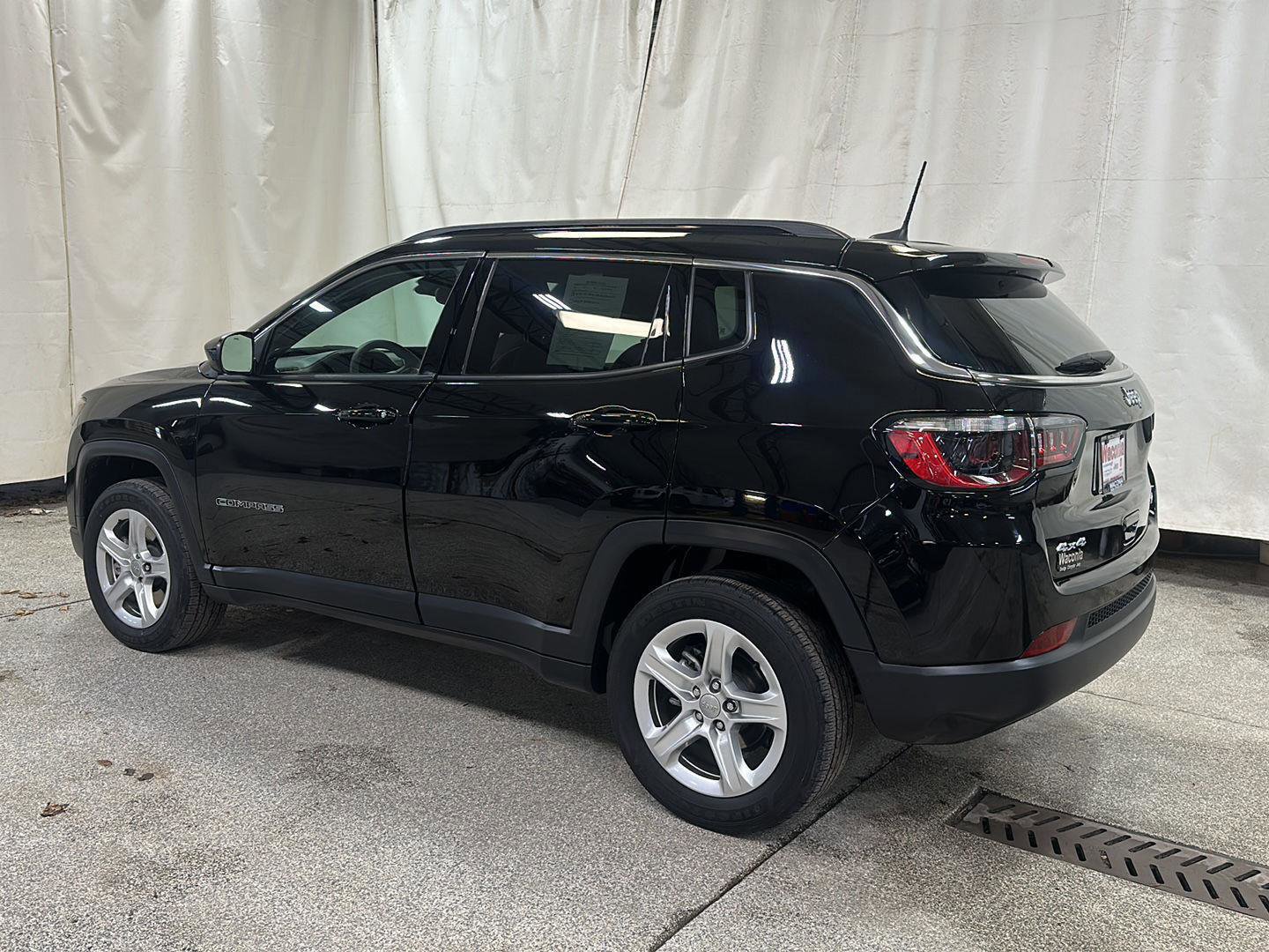 Used 2023 Jeep Compass Latitude w/ Convenience Group AWD/4WD image 3