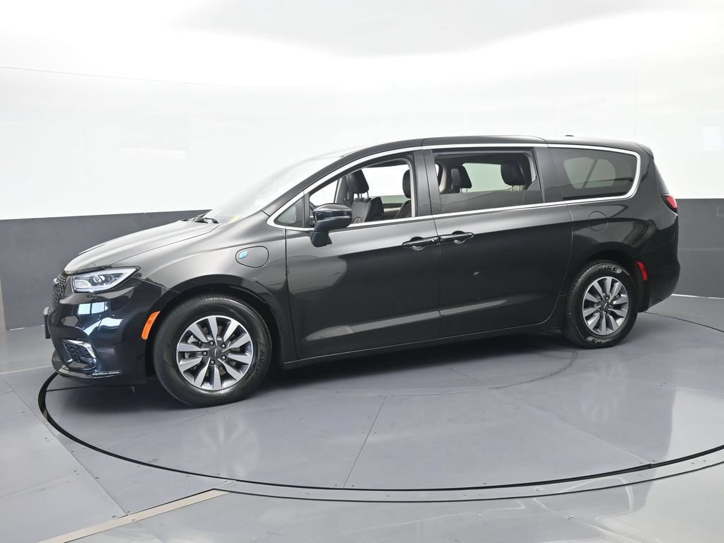 Used 2023 Chrysler Pacifica Touring-L FWD image 2