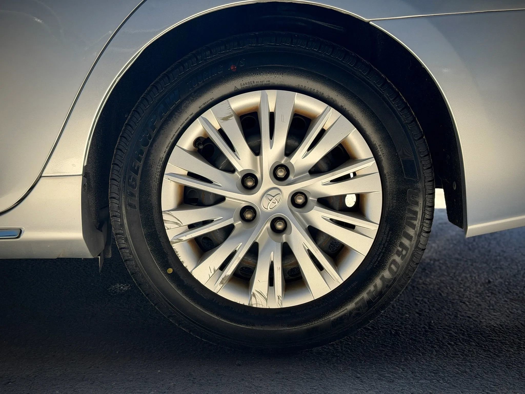 Used 2012 Toyota Camry LE FWD image 23