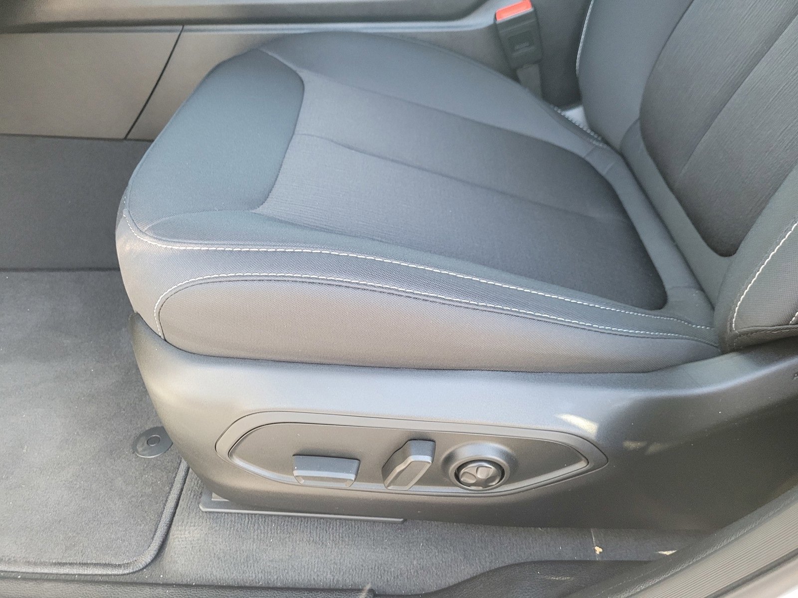 New 2025 Jeep Grand Cherokee L Laredo w/ Luxury Tech Group I image 13