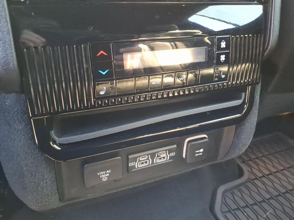 Used 2024 Jeep Wagoneer L Series III w/ Flexible Seating Group image 18