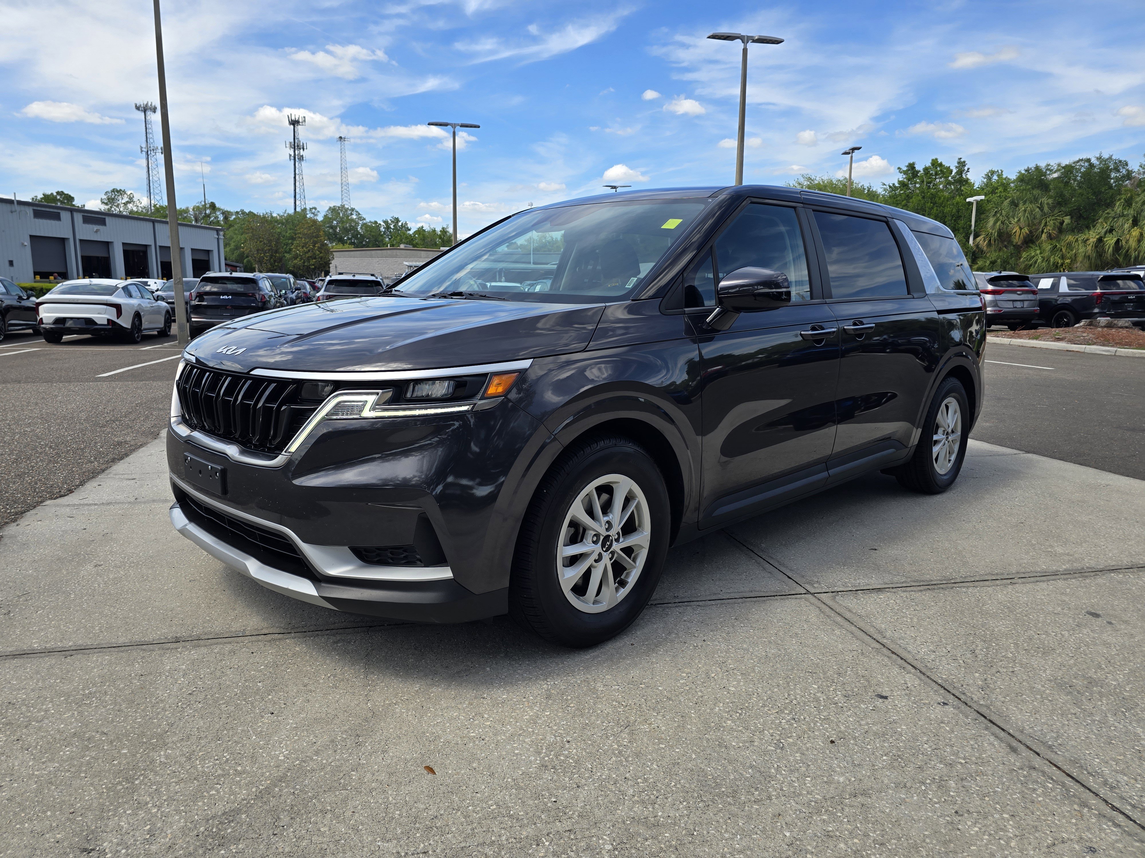 Used 2024 Kia Carnival LX image 4