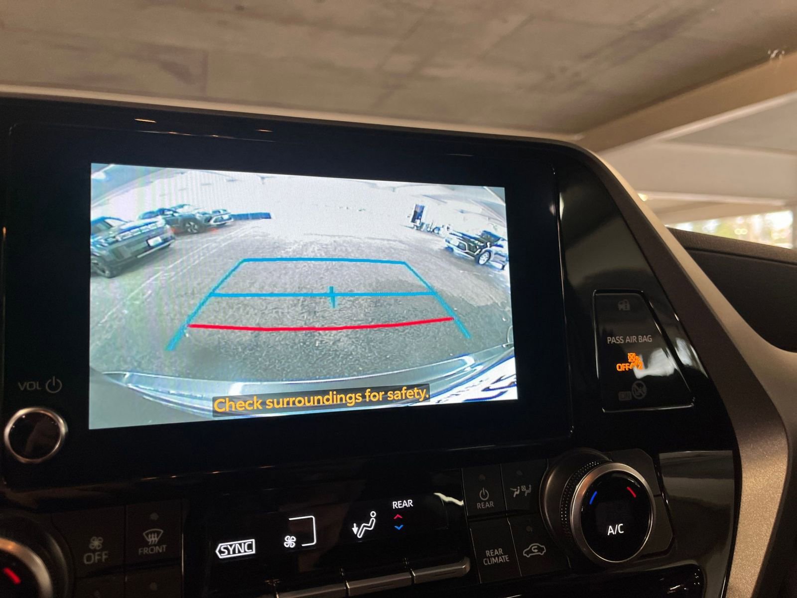 Used 2025 Toyota Highlander LE image 25