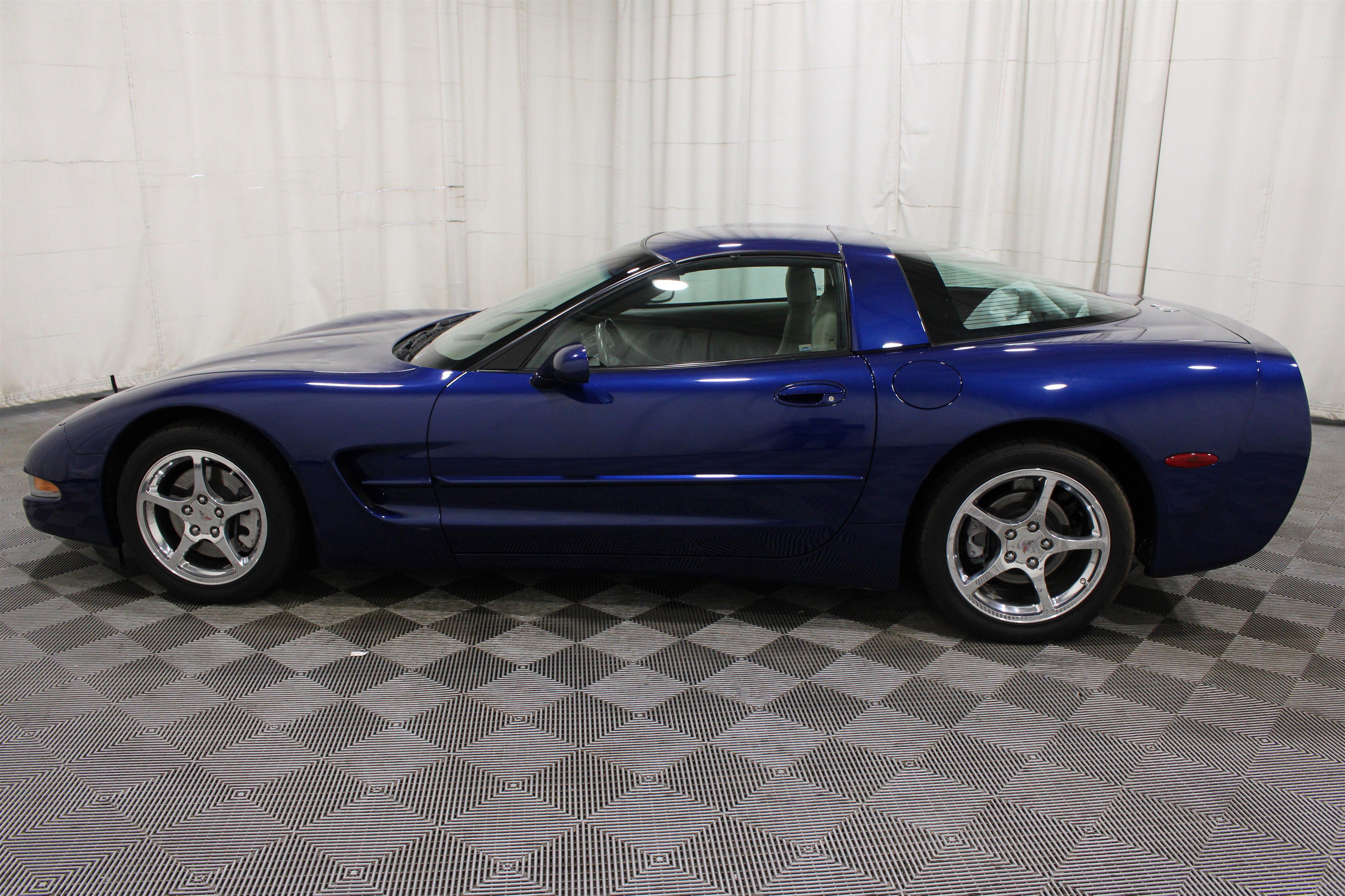 Used 2004 Chevrolet Corvette Coupe w/ Preferred Equipment Group RWD image 22