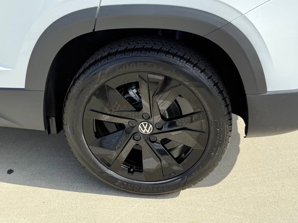 New 2026 Volkswagen Taos SE image 8